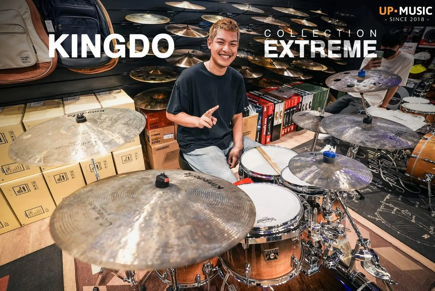 在鼓组之后 / Behind the kit